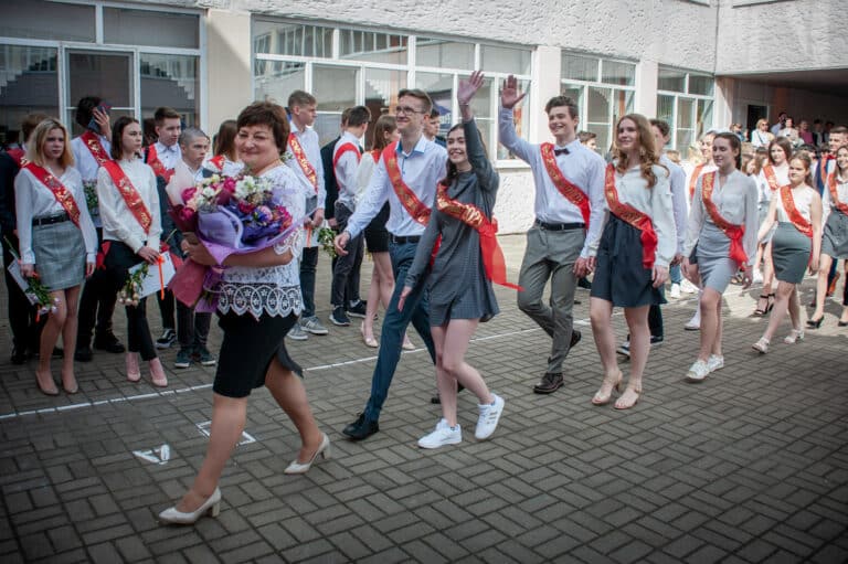 Метаанализ более 600 научных работ показал, что у окончивших среднюю школу риск смерти от любых причин почти на 25 процентов ниже, чем у людей без образования / © Global Look Press