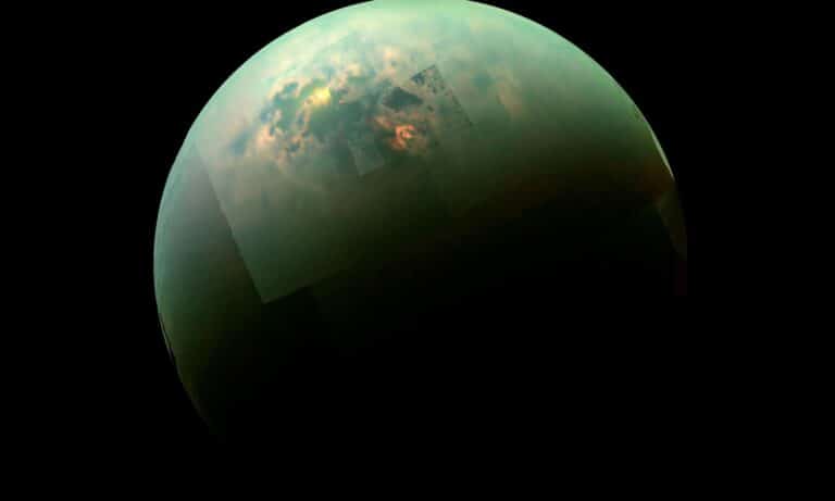 Вид Титана, спутника Сатурна, в ближнем инфракрасном диапазоне, демонстрирующий блики на углеводородных озерах на его поверхности / © NASA/JPL-Caltech/University of Arizona/University of Idaho