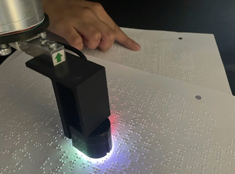 Робот читает шрифт Брайля / © cam.ac.uk