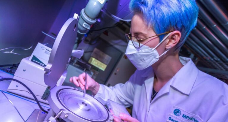 Авторы исследования изучили тысячи фрагментов костей животных и людей из слоя возрастом 45000 лет / © Max Planck Institute for Evolutionary Anthropology