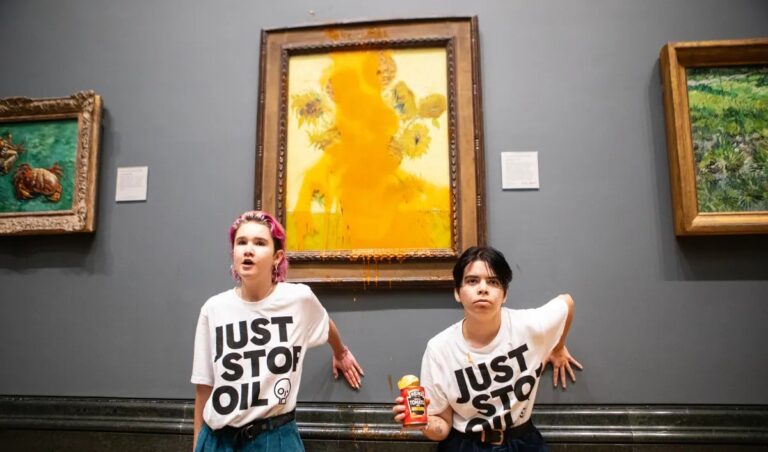 В октябре 2022 года экоактивистки залили томатным супом картину «Подсолнухи» Ван Гога в Лондонской галерее. Покрытое стеклом полотно не пострадало / © Antonio Olmos / The Guardian