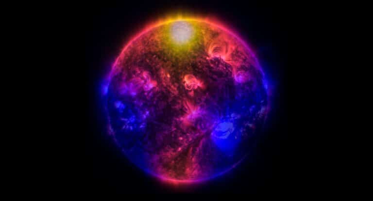 Иллюстрация плотности гамма-излучения с энергиями от пяти до 150 гигаэлектронвольт на фотон, исходившего от Солнца с октября 2013 года по январь 2015-го. Данные собирала гамма-обсерватория «Ферми». На заднем плане: псевдоцветной снимок Солнца в ультрафиолете, сделанный Обсерваторией солнечной динамики в декабре 2014 года / © Arsioli and Orlando 2024 & NASA, SDO, Duberstein