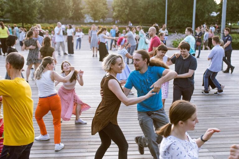 Танцы укрепили психическое здоровье лучше физических упражнений / © Getty images