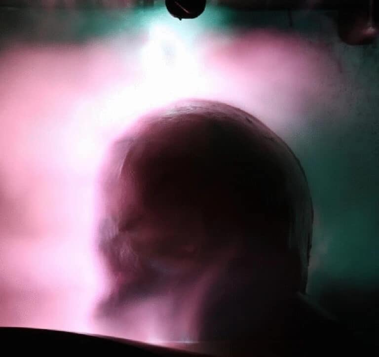 Фотография электрической вспышки над сухой моделью головы / © René Machts et al.