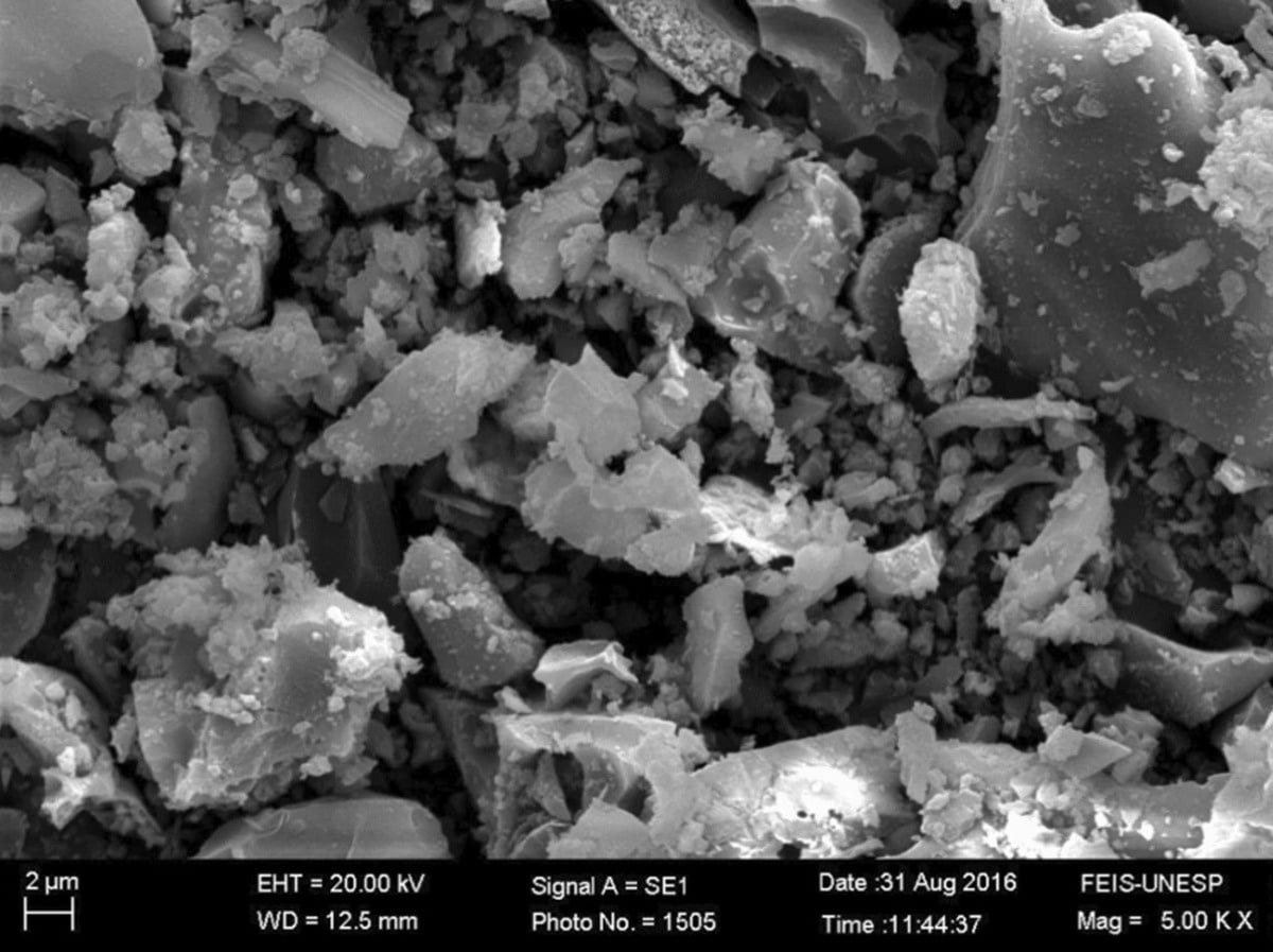 Прорезиненный бетон стал пластичнее и мало потерял в прочности / © Dhipan Aravind Singaravel et al.