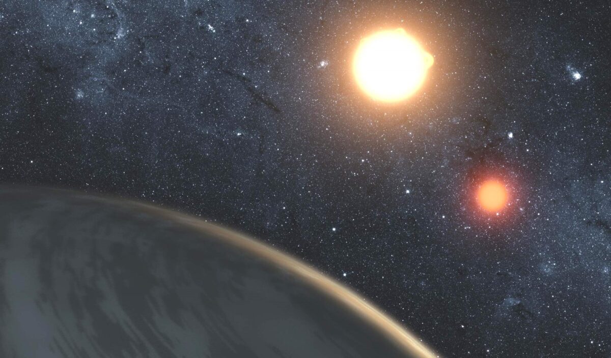 Газовый гигант в системе из двух звезд в представлении художника. Возможно, так выглядит система DS Tuc, описанная авторами нового исследования / © NASA, JPL-Caltech, T. Pyle