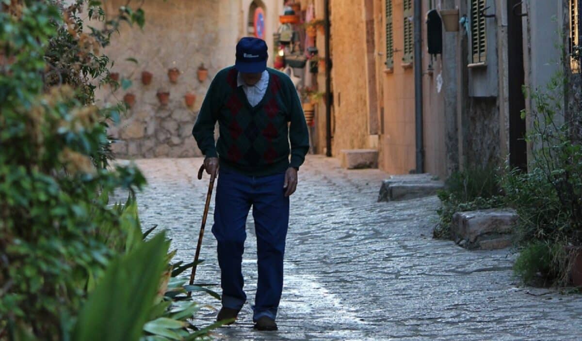 Мужчина с тростью / © pxhere.com