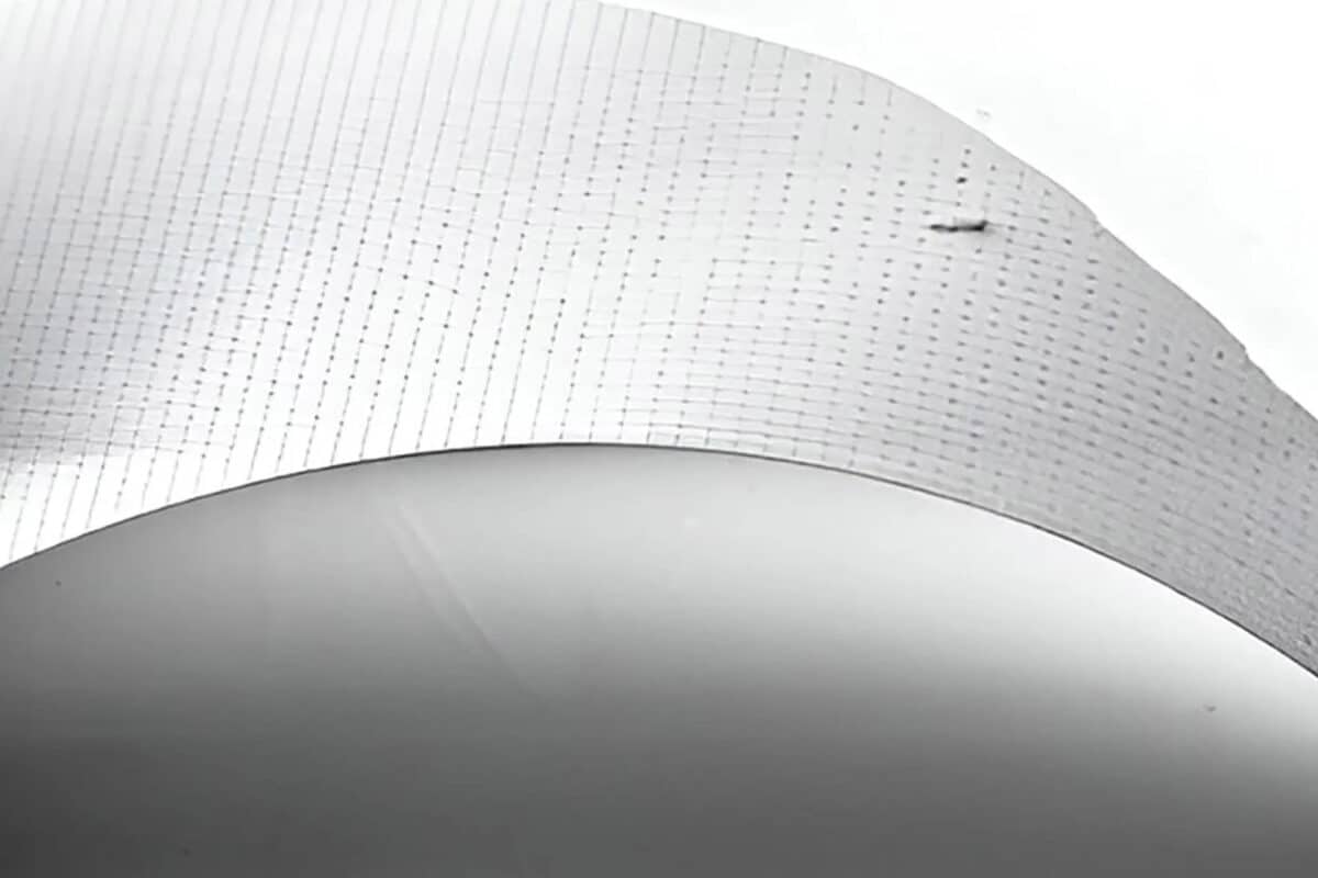 СЭМ-изображение алмазной наномембраны, изгибающейся под внешним воздействием механической силы / © Fraunhofer