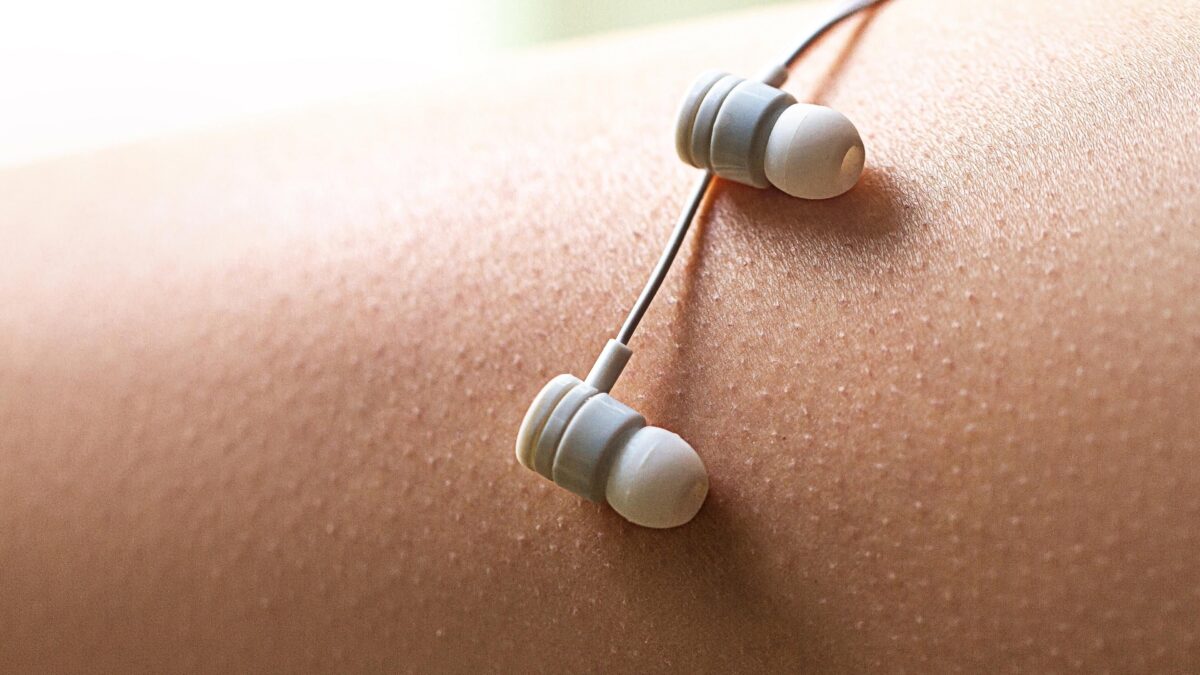 Ученые узнали, кто с большей вероятностью испытает мурашки по телу от красивой музыки или вдохновляющей речи / © Getty images