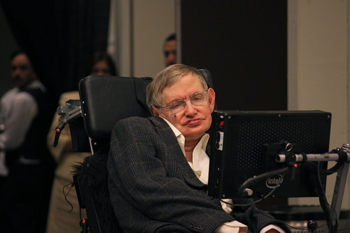 Физик Стивен Хокинг говорил с помощью специального аппарата, который подключался к компьютеру / © enterpreneur.com