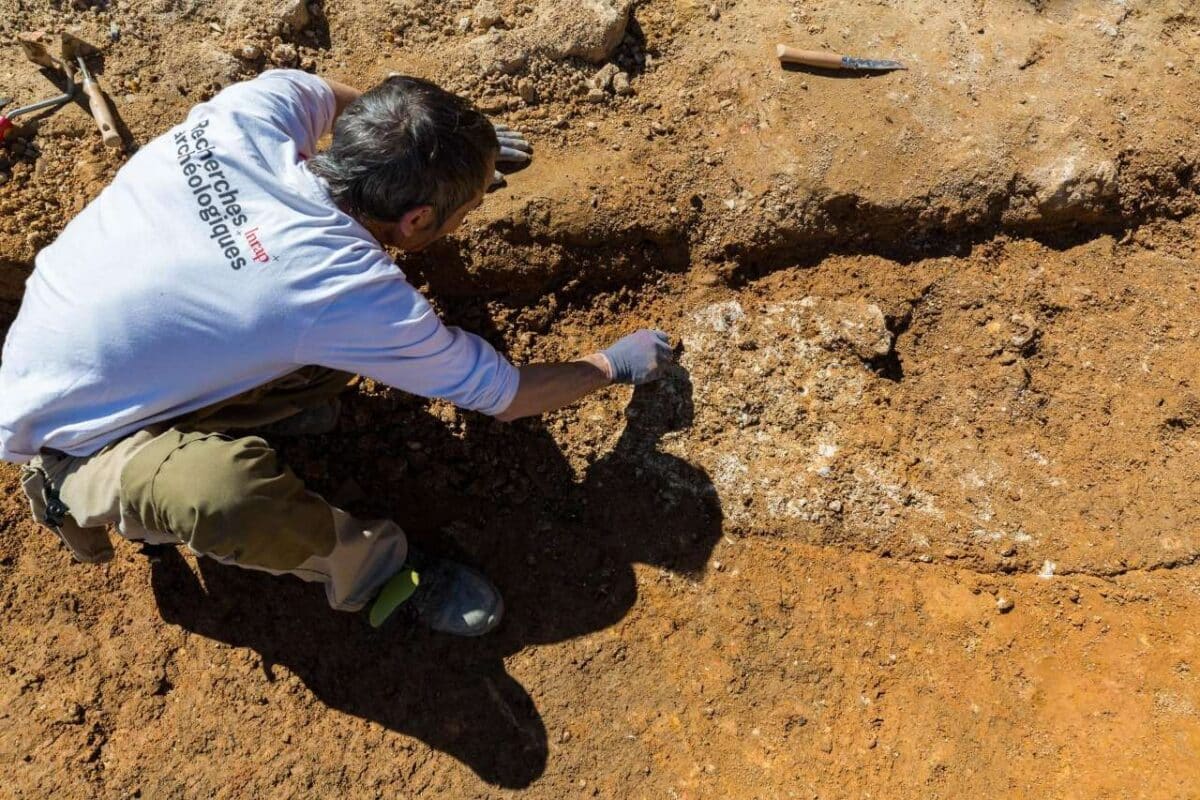 Французские археологи раскапывали торговый район, но нашли крепостную стену / © Flore Giraud, Inrap