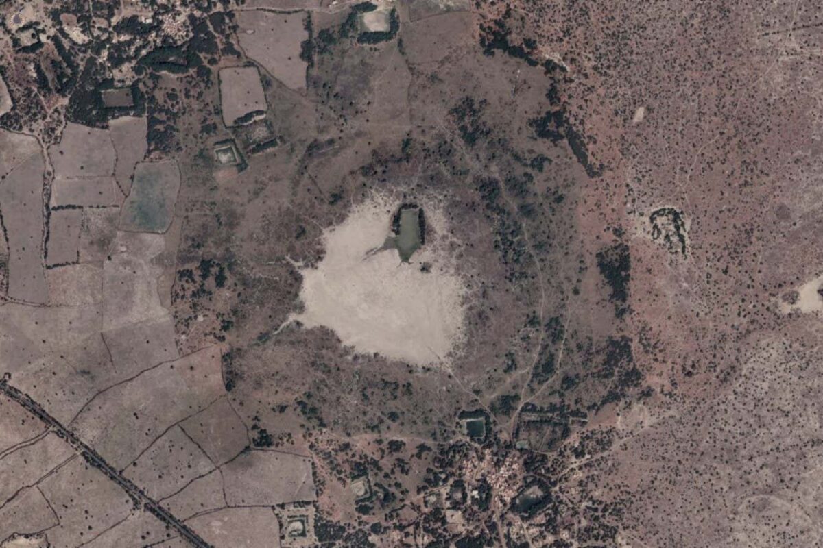 Кратер Луна, расположенный на северо-западе Индии / © Google Earth, Maxar Technologies