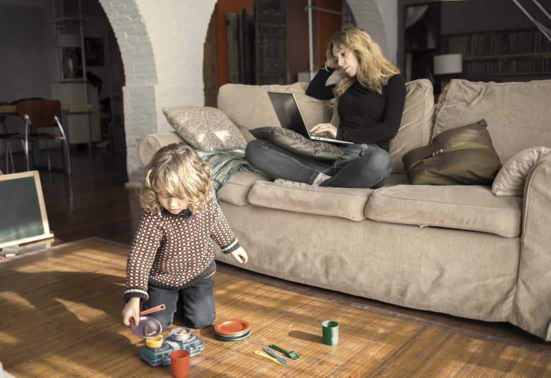 ПБДЭ применяют при производстве разной продукции, в том числе пластмасс и мебели / © iStock