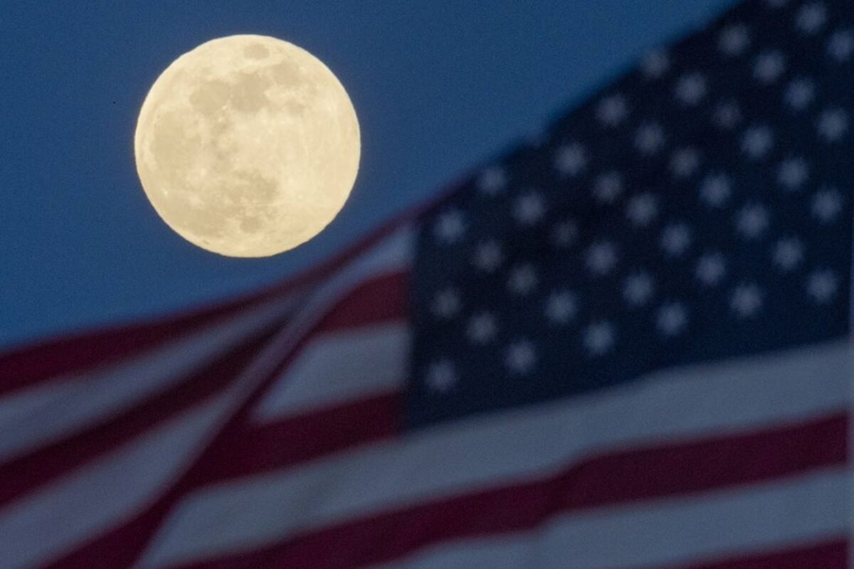 NASA по поручению Белого дома планирует разработать единый стандарт исчисления времени на Луне — Координированное лунное время / © Yichuan Cao, Sipa USA, SIPA