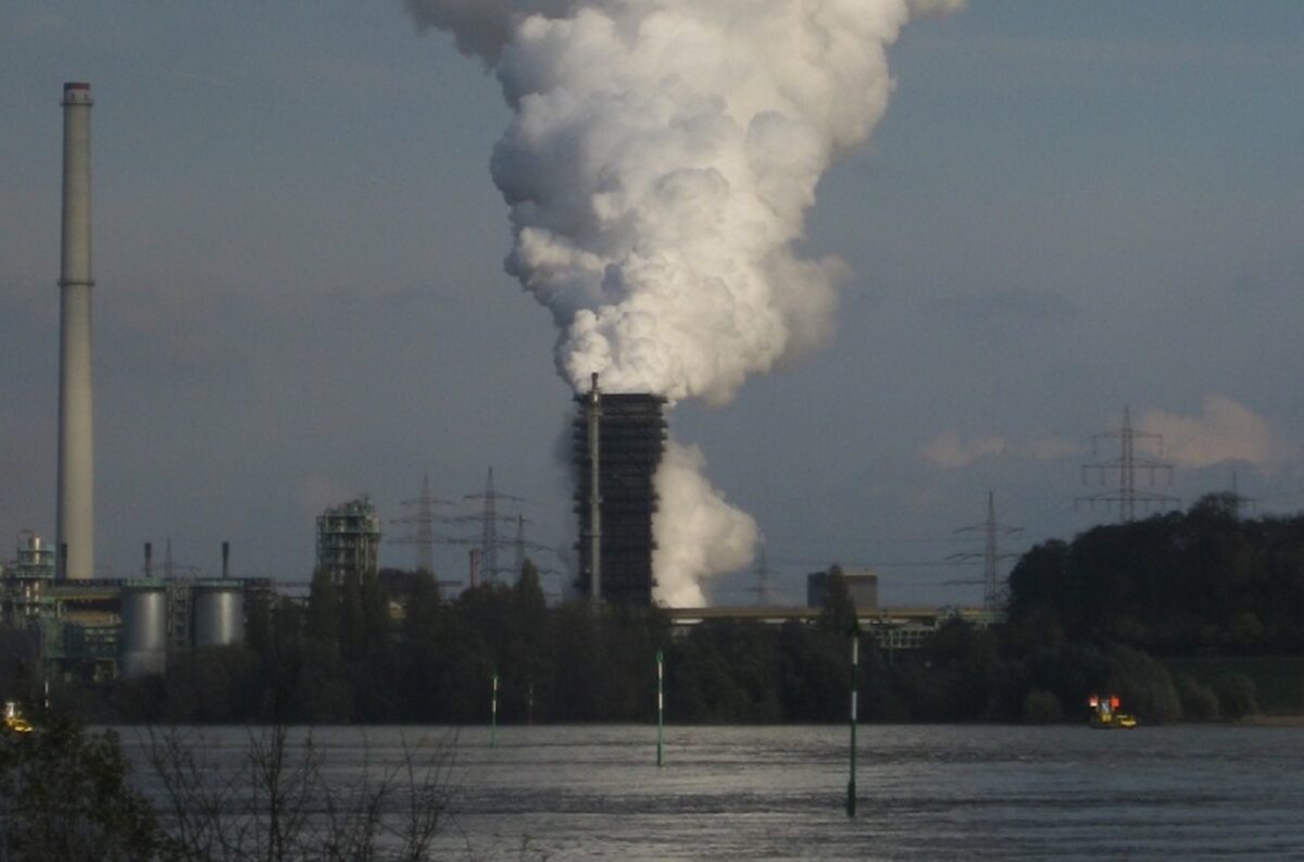 Основная масса «вечных химикатов» попадает в окружающую среду с заводов-изготовителей / © pxhere.com