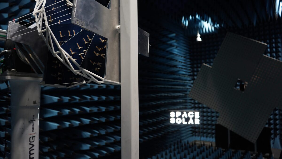 Прототип излучателя Harrier в безэховой камере (в левой части фотографии) / © Space Solar