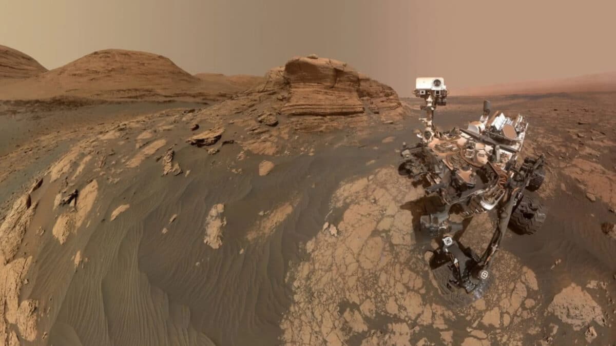 Одно из «селфи» марсохода Curiosity. Составлено из нескольких десятков изображений, сделанных камерой MAHLI, которая расположена на манипуляторе ровера / © NASA, JPL