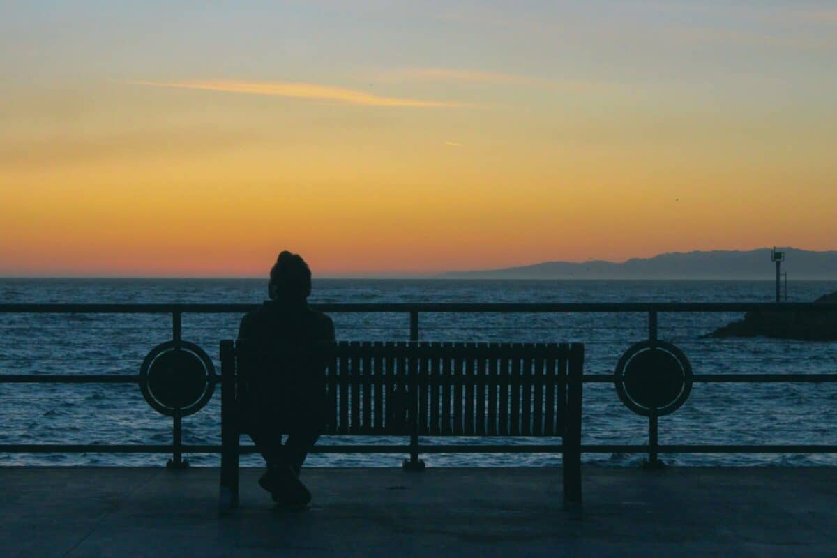 Все больше людей в разных странах мира выбирают одинокий стиль жизни / © Hester Qiang, unsplash.com