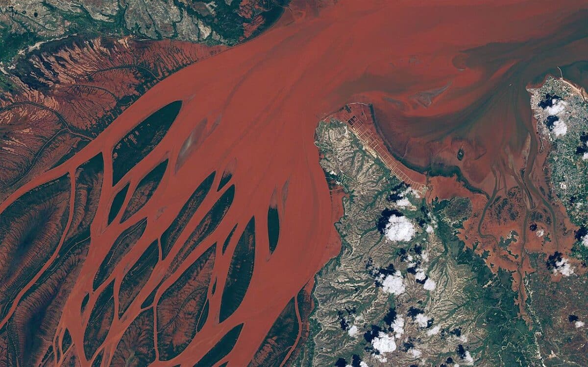 Эстуарий реки Бецибука, Мадагаскар. Вид со спутника Hodoyoshi-1 / © Wikimedia Commons, Axelspace Corporation.