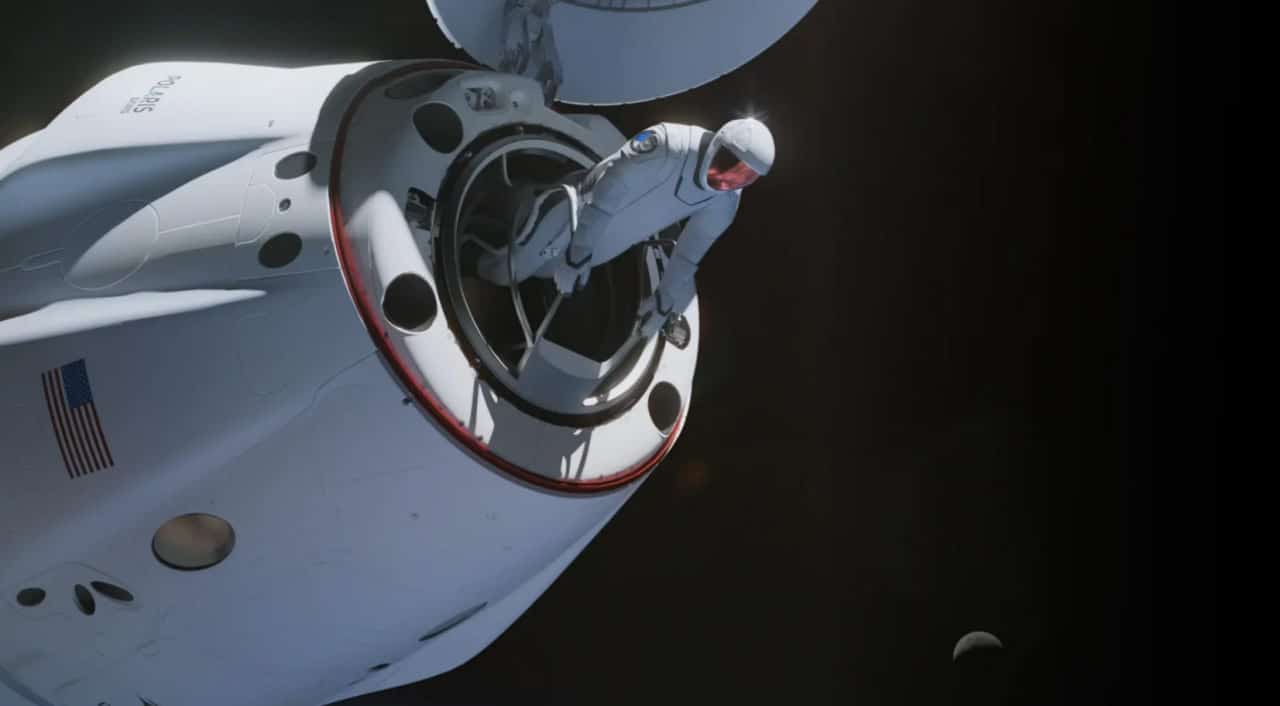 Выход в открытый космос вот в этом скафандре компании Илон Маска должен случиться уже этим летом. Космос десятки лет не видел настолько рискованных конструкций скафандра, как эта / © SpaceX