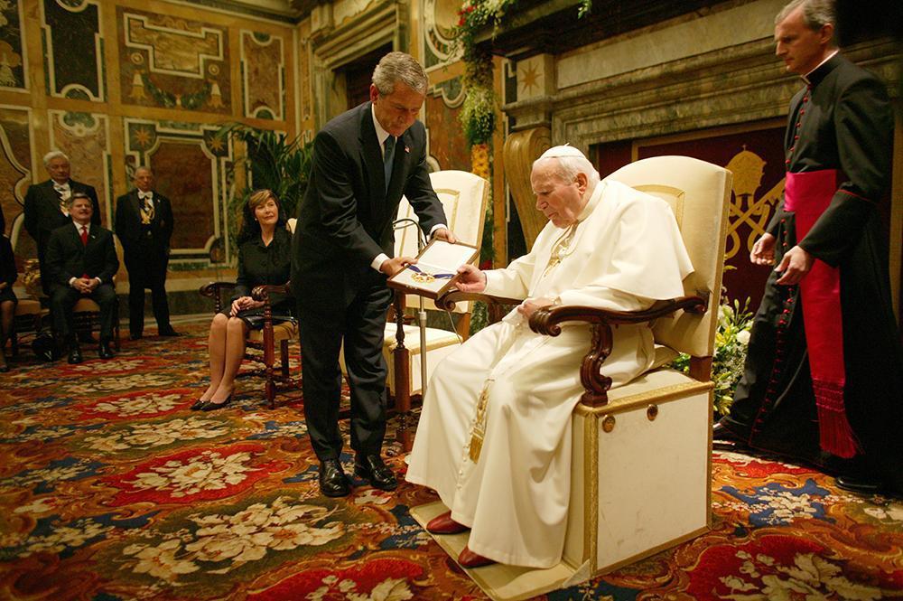 Иоанн-Павел II в 2004 году. Хорошо видны типичные признаки болезни Паркинсона: так называемая поза манекена и проблемы с мимикой / © Wikimedia Commons