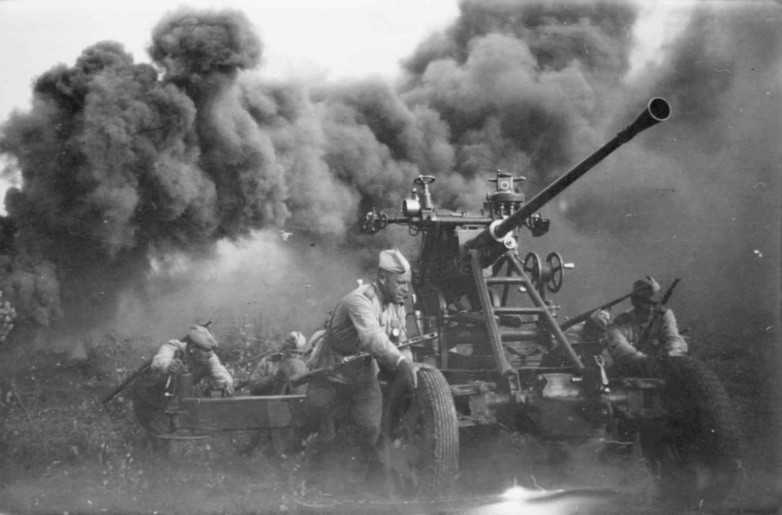 Расчет советского 37-мм зенитного автомата 61-К перемещает свою пушку во время боев за Белоруссию в 1944 году. Пятеро артиллеристов вручную катят орудие массой в 2,1 тонны (без возимых боеприпасов). Судя по наклону ствола, пушка работает по наземным целям  / © polk.press