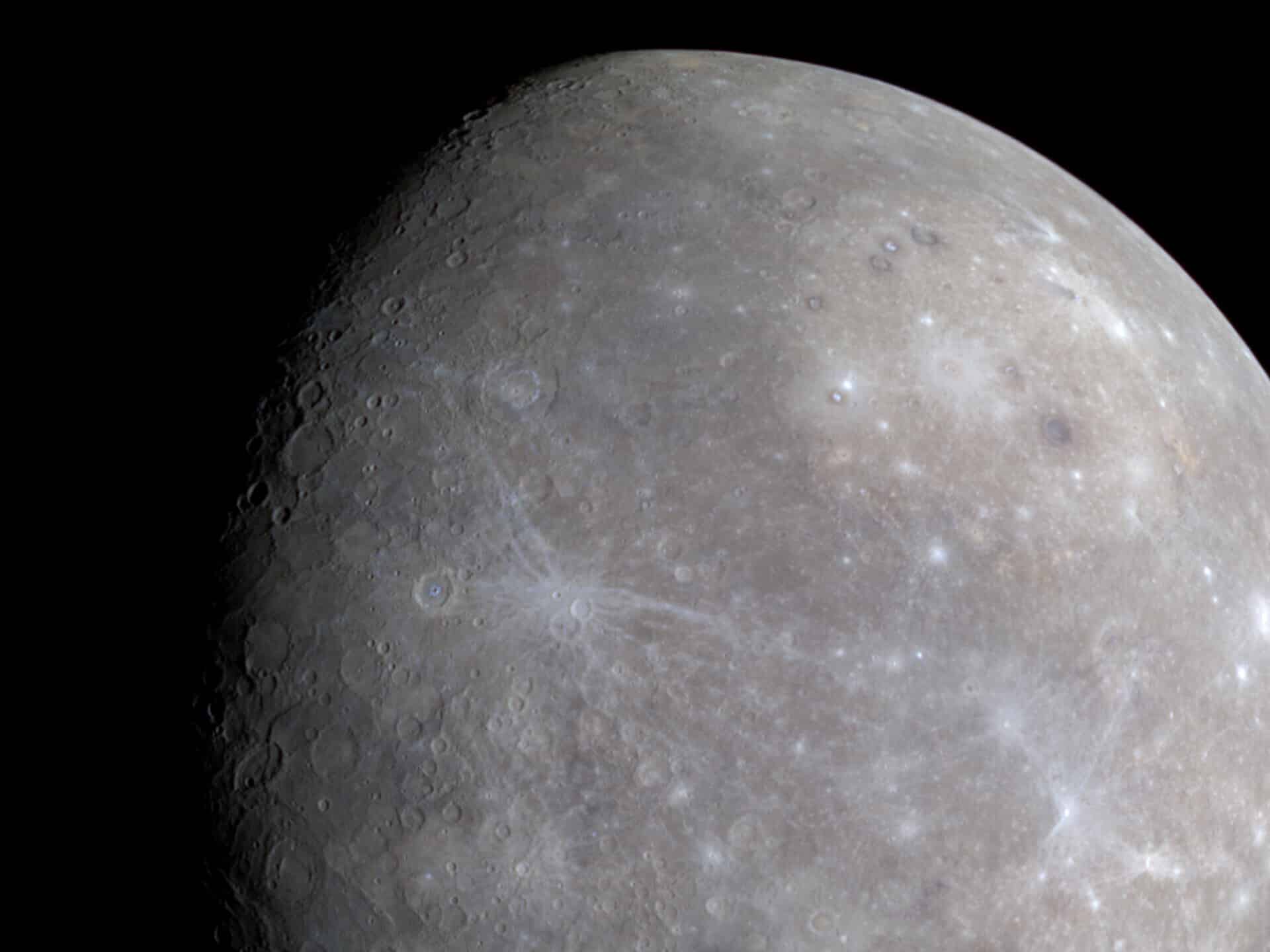 Больше всего знаний о Меркурии предоставил зонд MESSENGER. Например, ученые узнали, что в коре этой планеты присутствует обилие летучих веществ — натрия и серы / © NASA, Johns Hopkins University Applied Physics Laboratory. Carnegie Institution of Washington