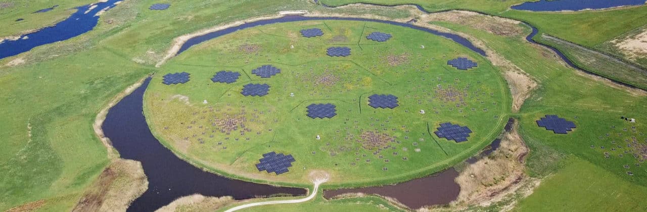 LOFAR (LOw Frequency ARray) в Нидерландах. Мосты рядом дают неплохое ощущение масштаба / © Wikimedia Commons