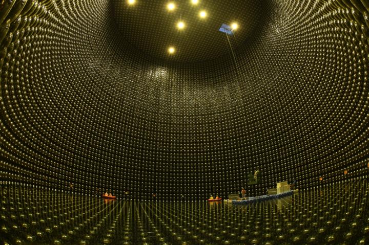 Внутри детектора «Супер-Камиоканде» / © Kamioka Observatory, ICRR, The University of Tokyo