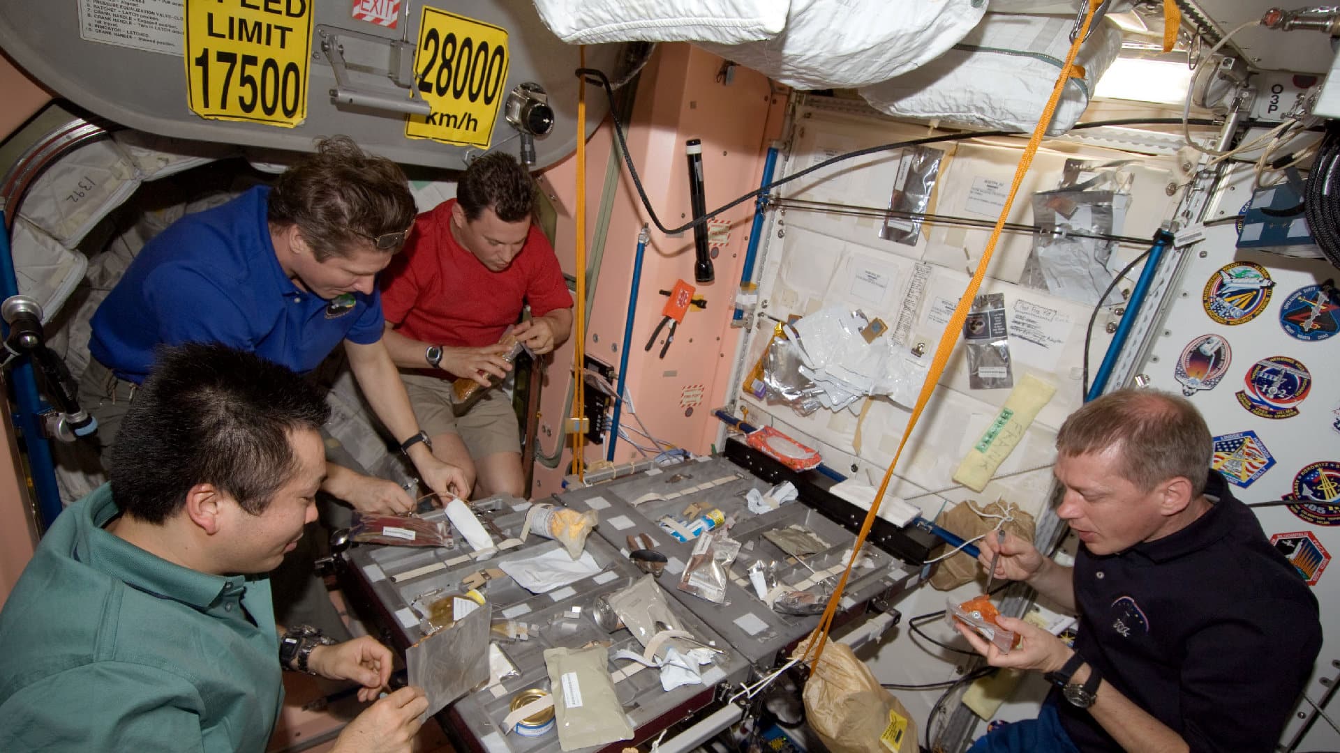 Прием пищи — один из важнейших видов досуга для экипажа МКС, едва ли не единственное время, когда все обитатели станции могут спокойно пообщаться и отвлечься от постоянных забот. На фото: экипаж двадцатой экспедиции МКС (2009 год) обедает в модуле «Юнити», слева направо — Коити Ваката (JAXA), Геннадий Падалка, Роман Романенко («Роскосмос»), Франк Де Винне (ЕКА) / © NASA