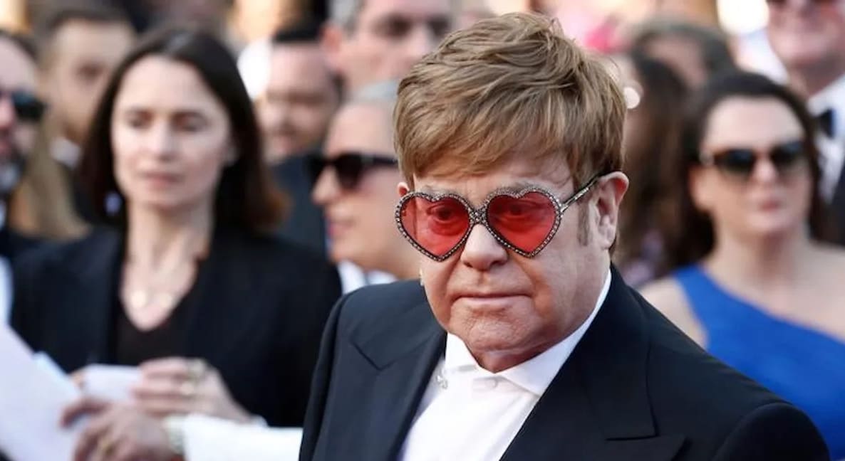 Среди известных людей с нетрадиционной сексуальной ориентацией, имеющих эпилепсию, — британский певец Элтон Джон / © ANTARA, Shutterstock