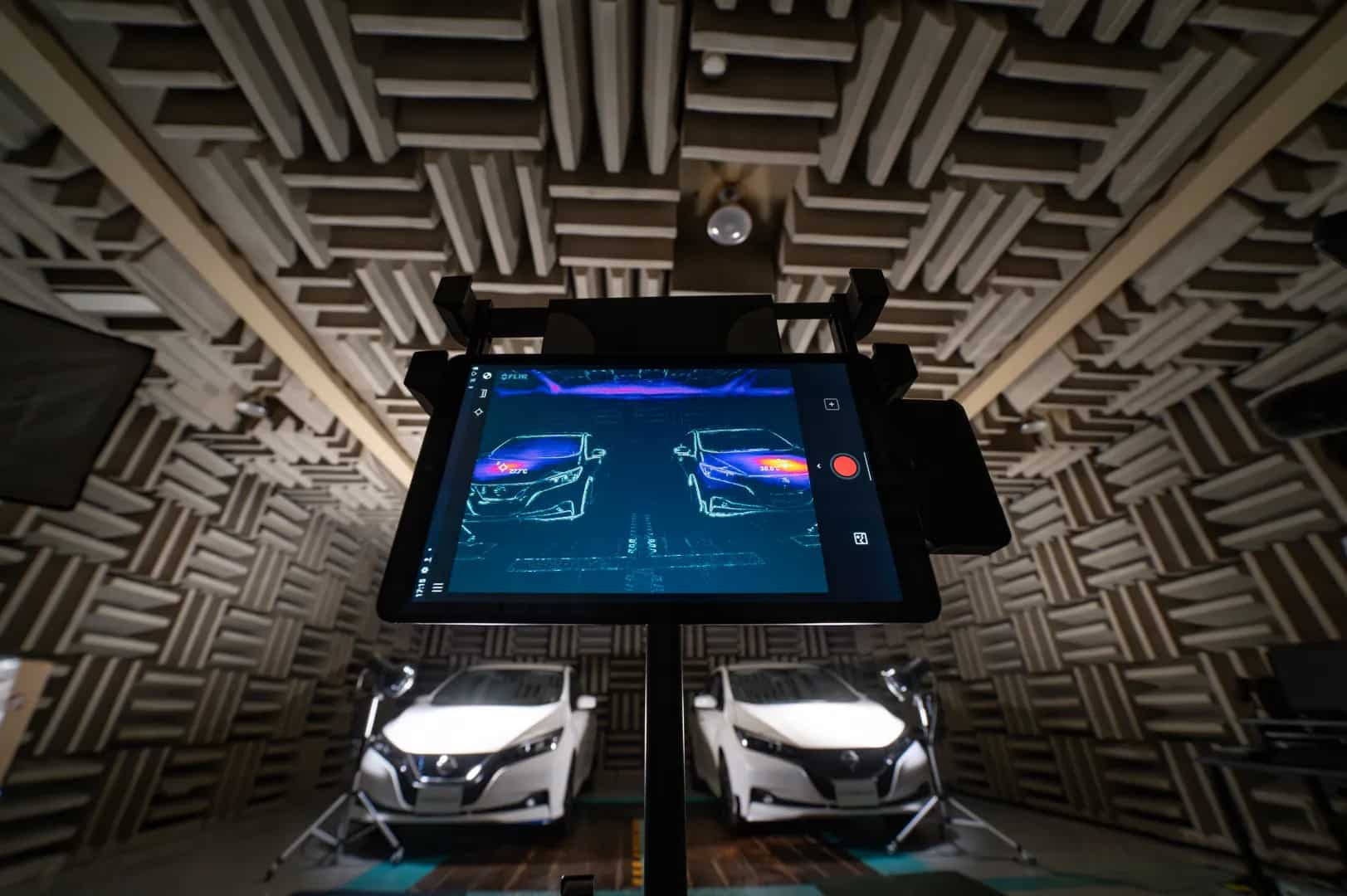 Nissan испытывает новое охлаждающее покрытие, которое может «остудить» автомобили, припаркованные под прямыми солнечными лучами, более чем на 10 градусов Цельсия / © Nissan