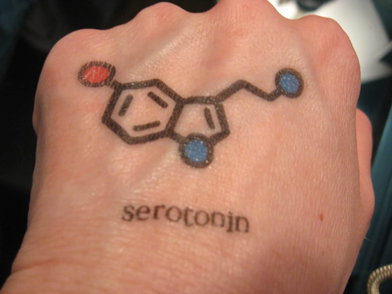 Химическая формула серотонина в виде татуировки / © Flickr, ChezShawna