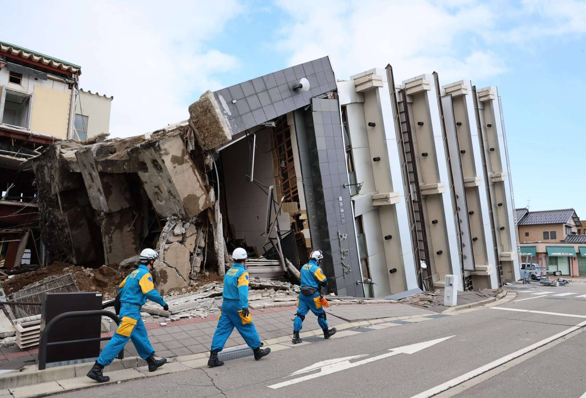 Спасатели обследуют разрушения после землетрясения на полуострове Ното 1 января 2024 года / © Japan Forward, Sankei