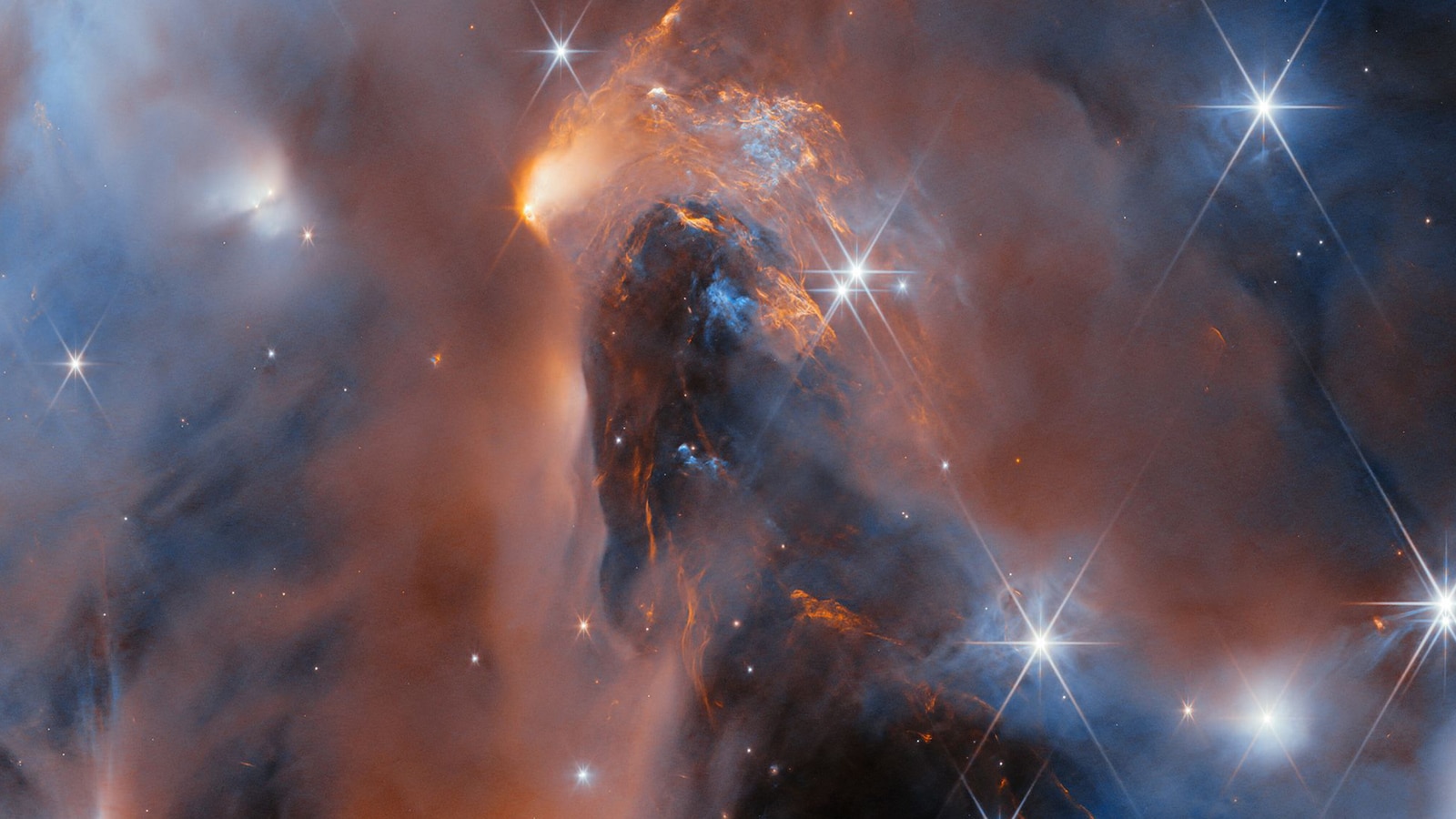 Звездное скопление в отражательной туманности NGC 1333. Мозаика, составленная из нескольких снимков, которые получил телескоп «Джеймс Уэбб» / © ESA, Webb, NASA & CSA, A. Scholz