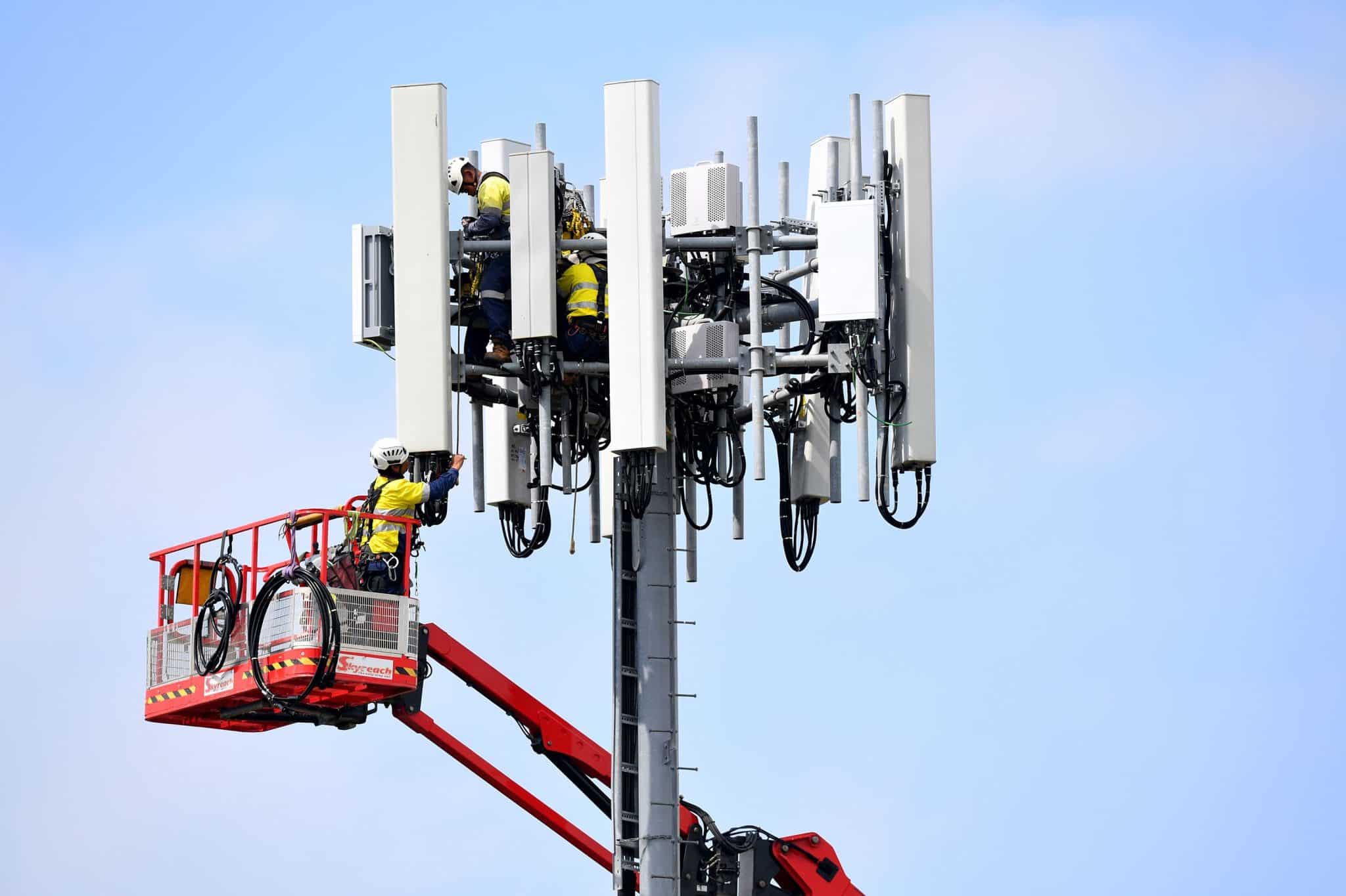 Рабочие выполняют монтаж вышки сотовой связи в Сиднее, Австралия / © Dan Himbrechts, AAP Image, Reuters