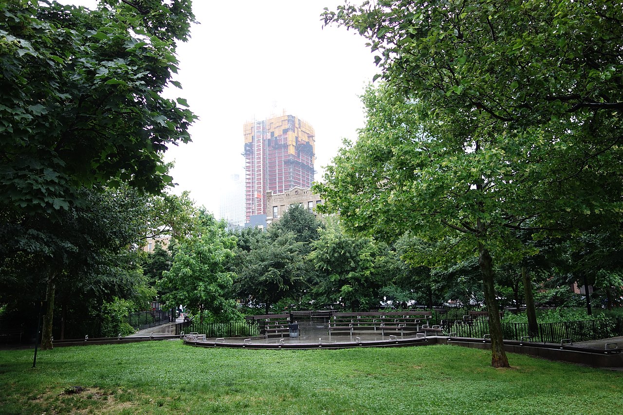 Зеленая зона в восточной части парка Мюррей, Куинс, США / ©️ Wikimedia Commons, Tdorante10.