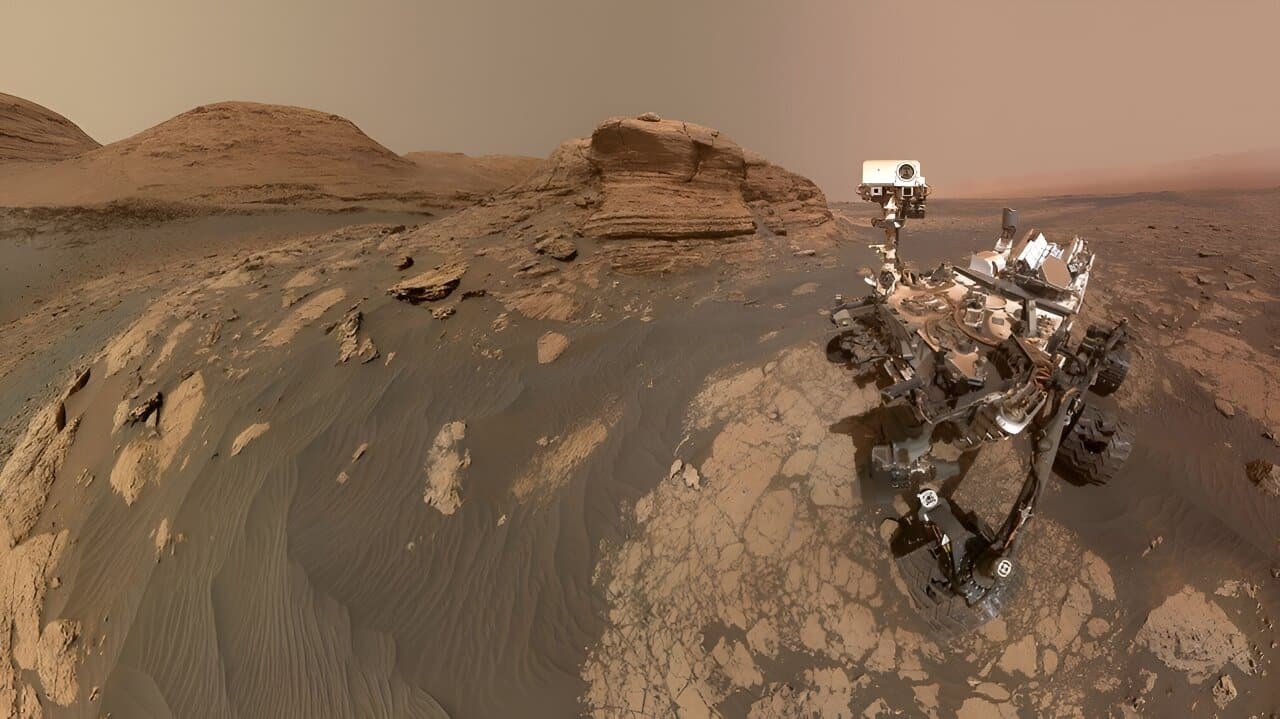 Вид на Curiosity. ChemCam — белая прямоугольная коробка с отверстием объектива / © NASA / JPL-Caltech / MSSS