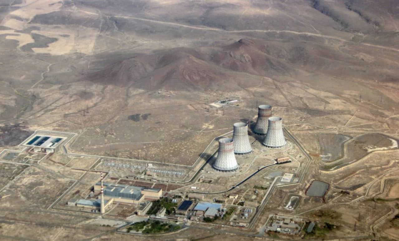 Армянская АЭС обеспечивает примерно 40% электричества, потребляемого Арменией. Однако к 2036 году ее придется выводить из эксплуатации: ведь построена она еще при Брежневе. Станции нужна замена, но придет ли она вовремя? / © Wikimedia Commons