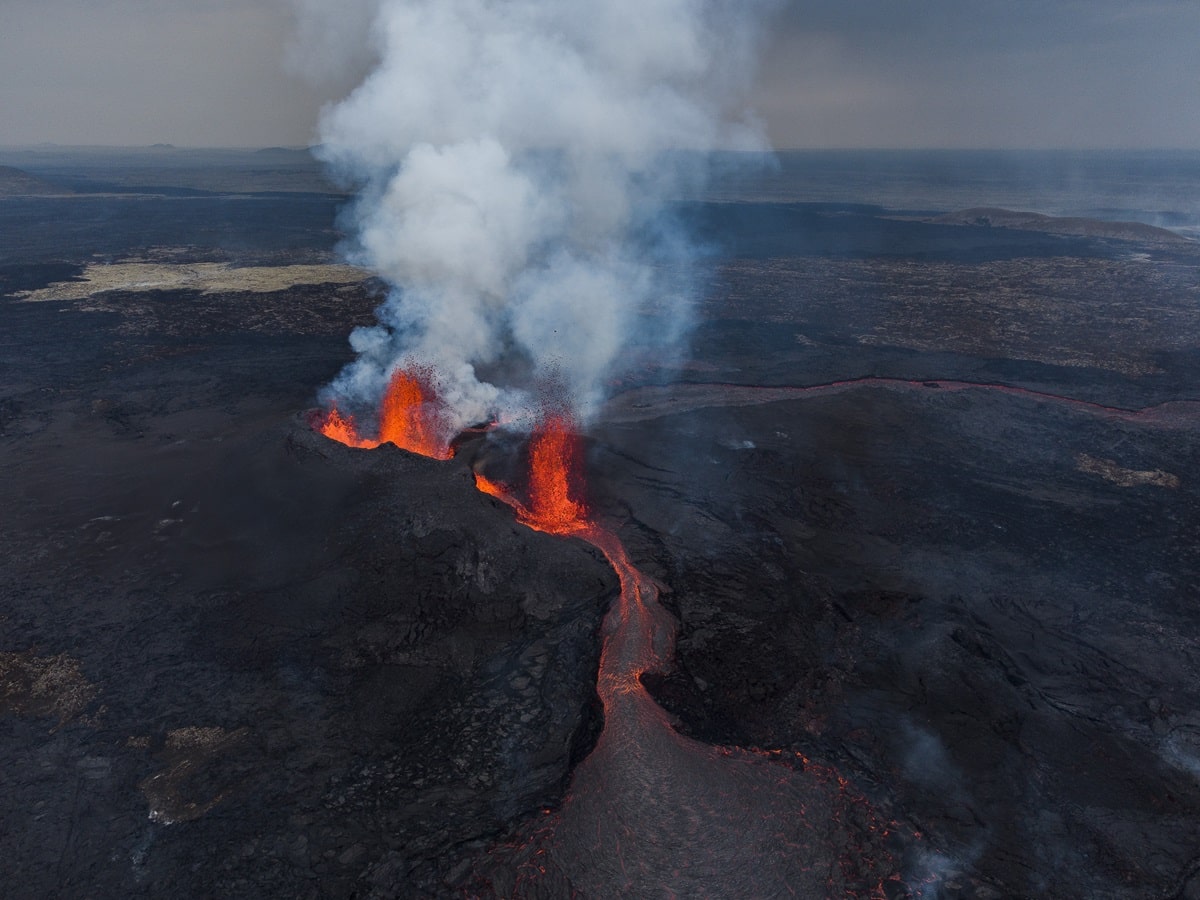 Вид на лавовый поток из разлома во время извержения Сундхнукура / © Фото с дрона Alberto Caracciolo