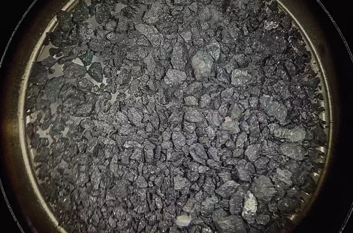 Материал астероида Рюгу под микроскопом. Черные зерна размером несколько миллиметров / © MPS