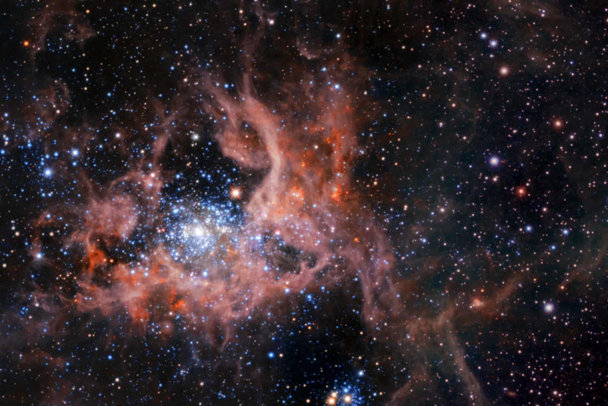 Туманность Тарантул, где находится звездное скопление R136, из которого «убежали» массивные яркие звезды. Снимок композитный: инфракрасный диапазон наложен на оптический. Снимки сделаны телескопами VLT и VISTA / © ESO, M.-R. Cioni/VISTA Magellanic Cloud survey. Acknowledgment: Cambridge Astronomical Survey Unit