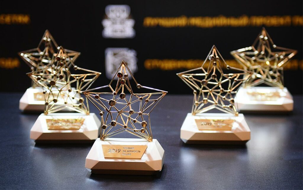 Наградные статуэтки премии «За верность науке» / © РИА Новости, Автор: Telestis Scaevinius