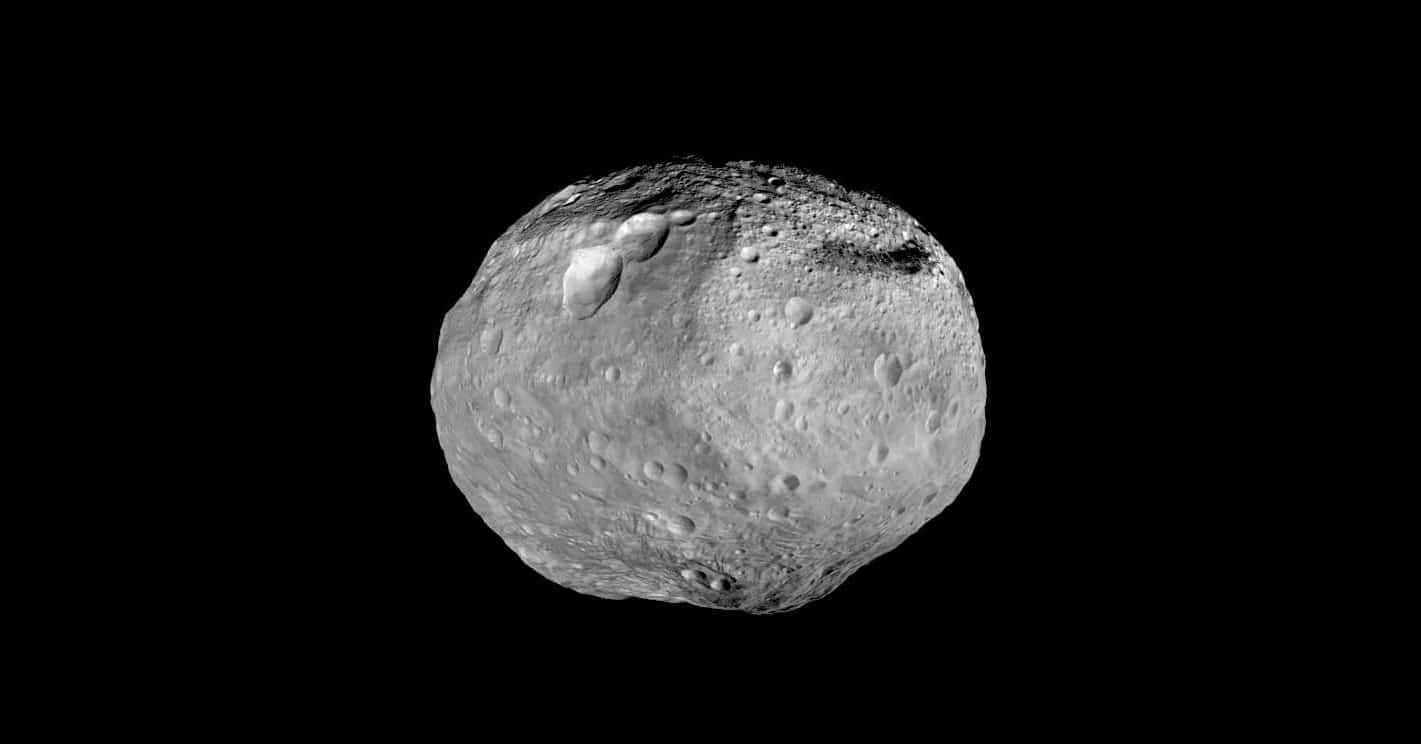 Астроид Веста, крупнейший астероид в поясе астероидов. Снимок сделан аппаратом Dawn, который изучал объект вблизи с июля 2011-го по сентябрь 2012 года. Гора на южном полюсе Весты примерно в два раза выше Эвереста. Группу из трех кратеров слева наверху ученые называют «Снеговиком» / © NASA/JPL-Caltech/UCLA/MPS/DLR/IDA