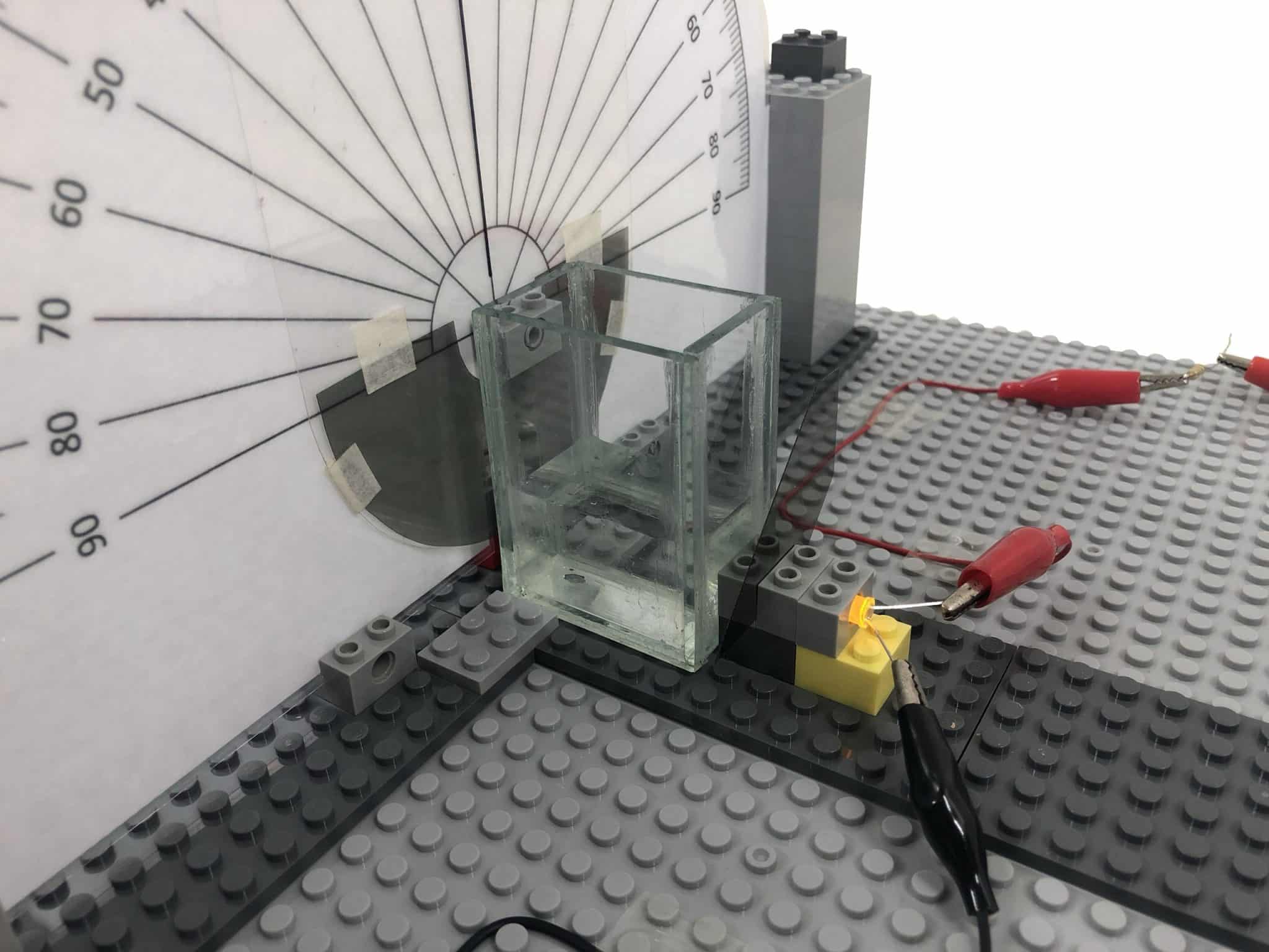 Стеклянная кювета с образцом вещества на самодельном приборе / @ Ryan Felicidario et al.