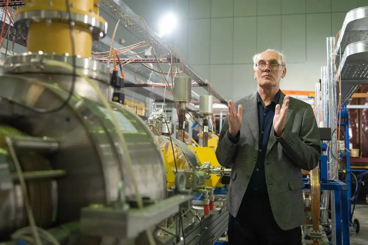 Евгений Левичев в ИЯФ им.Будкера СО РАН/ © Юлия Позднякова