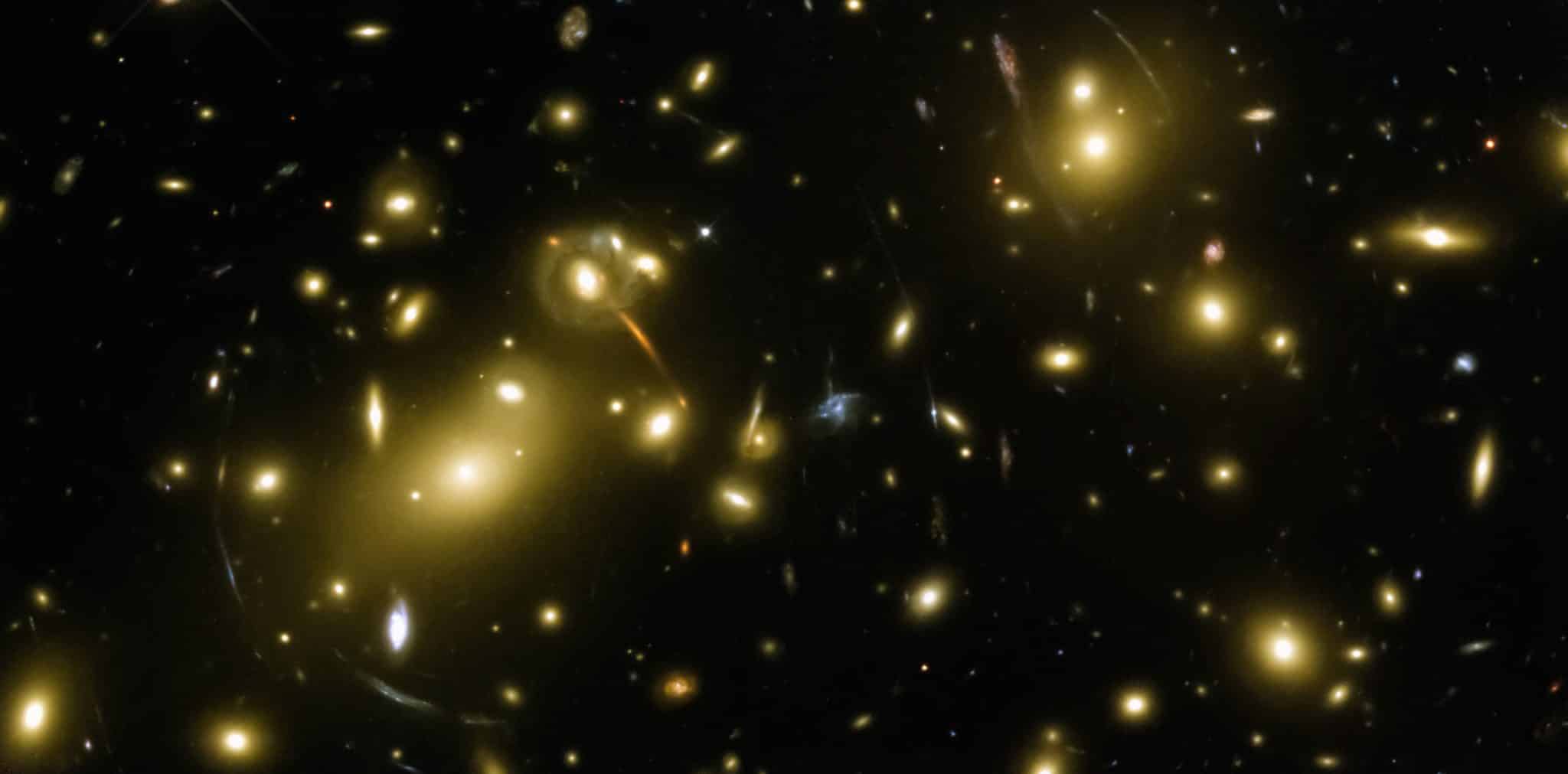 Гравитационная линза в космосе / © NASA