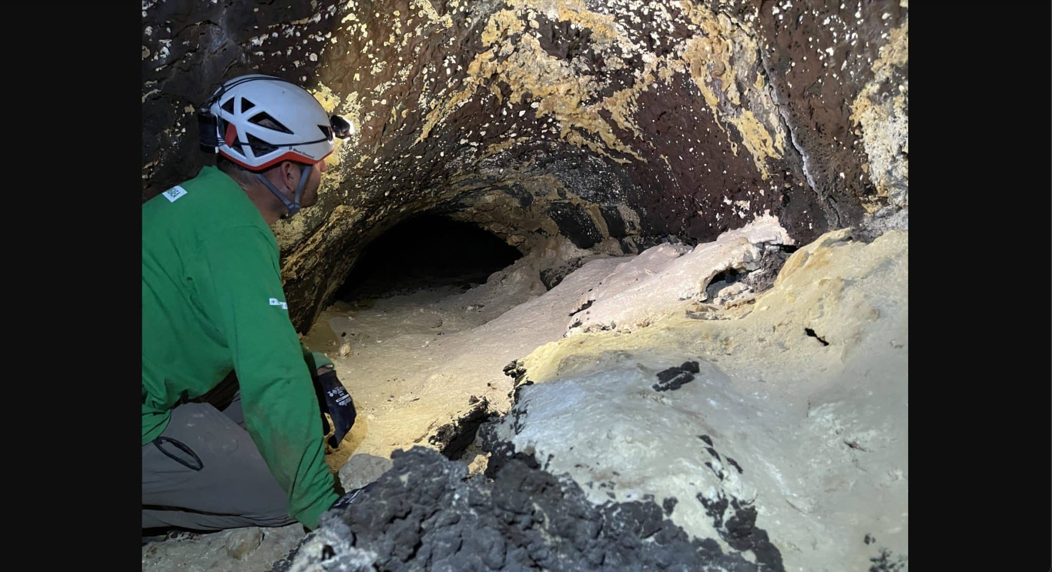 Исследователи расшифровывали органические соединения в сульфатах лавовых трубок острова Лансароте / ©  Bogdan Onac