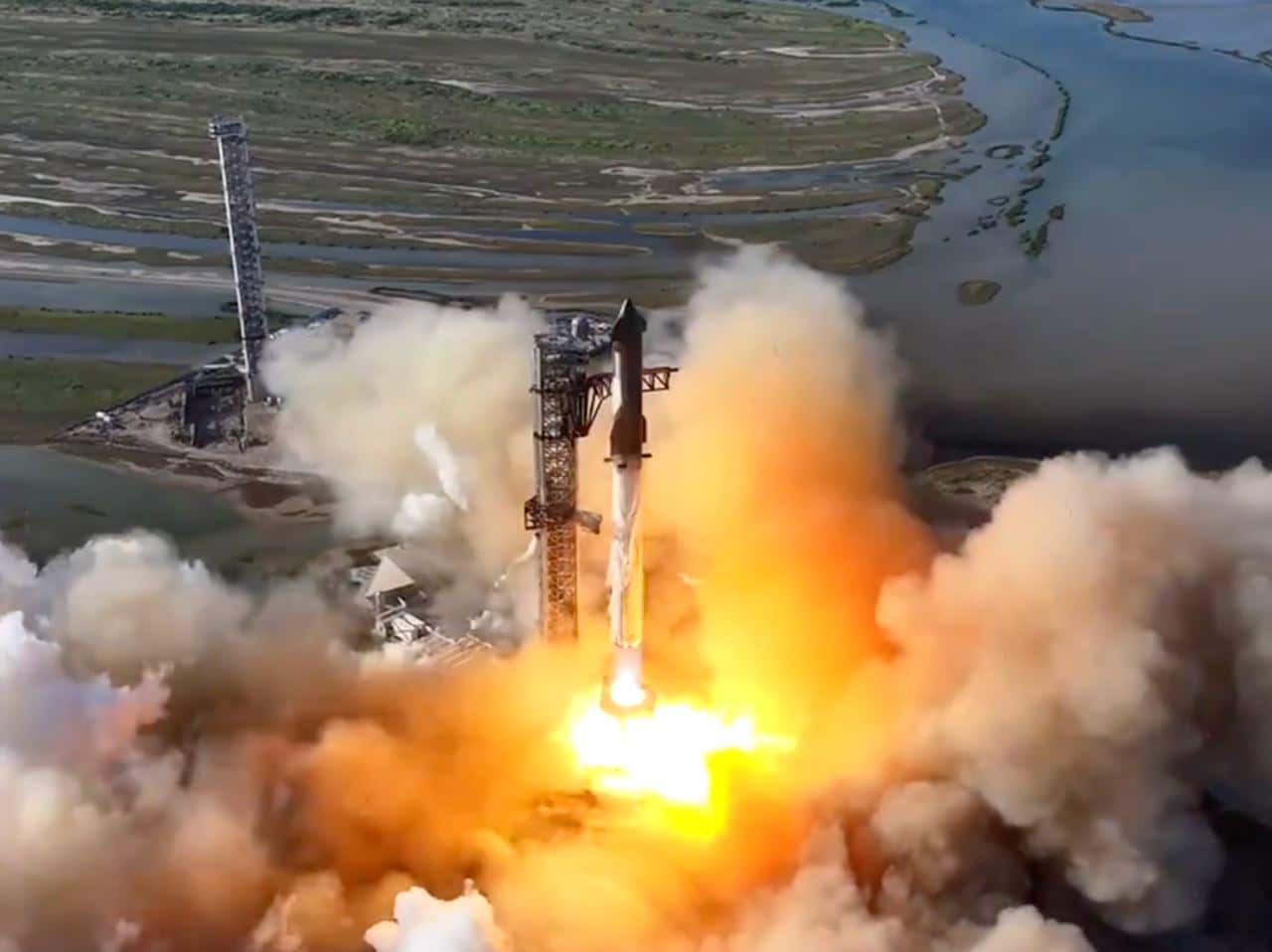 Starship сразу после отрыва от земли / © SpaceX