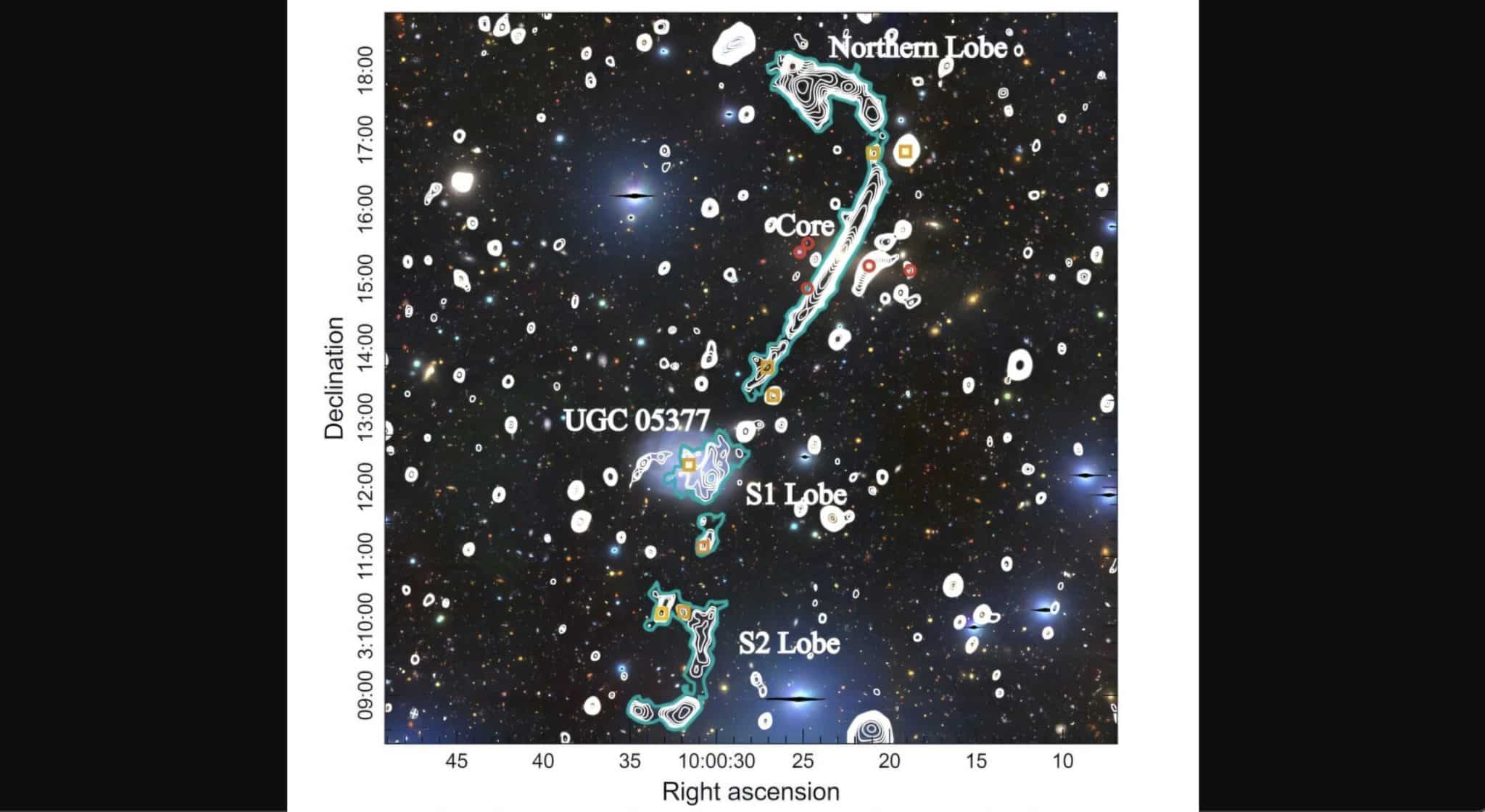 Новые данные бросают вызов существующим моделям эволюции галактик, указывая на неизвестные процессы во Вселенной. На изображении гигантская радиогалактика MGTC J100022.85+031520.4 / © Charlton et al., 2024
